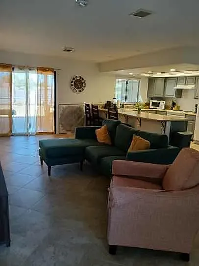 7 bed, 2251 sqft, $3,700 — Photo 2
