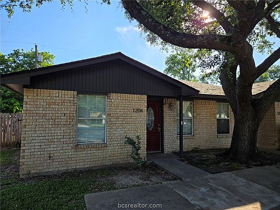 3rd image of 1204/1206 Georgia St