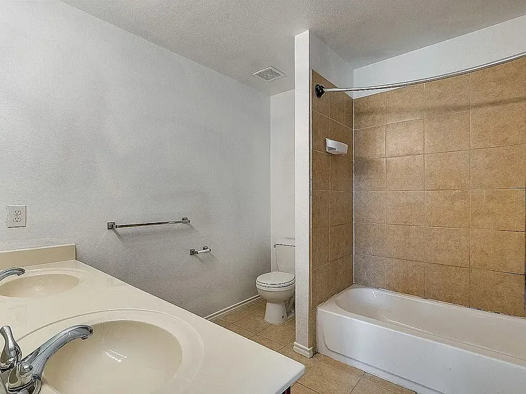 1115 Parkway Trl — Photo 4