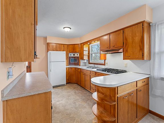 5th image of 215 Jefferson St