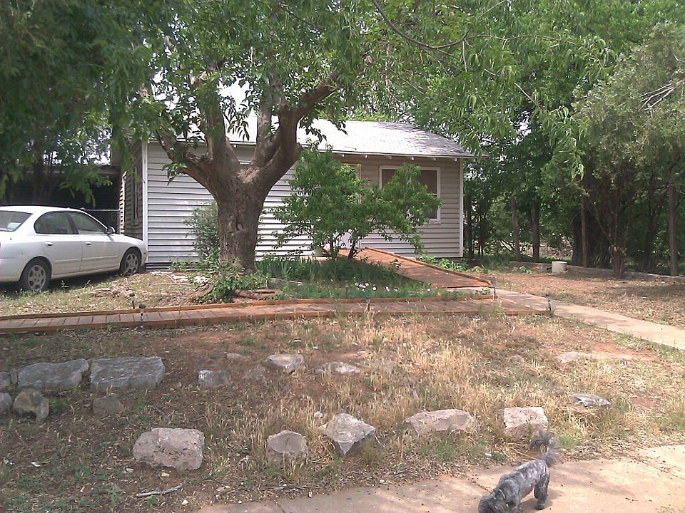 1st image of 826 Plum St