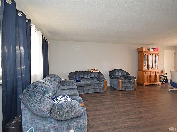 5th image of 143 Pollyanna Ave