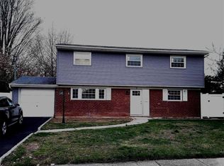 9 Mulholland Dr, North Babylon, NY 11703