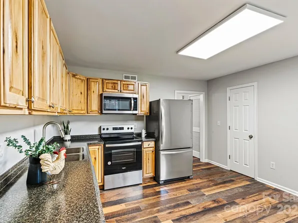 729 10th Ave NE, Hickory, NC 28601