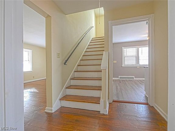 5th image of 810 E 256th St