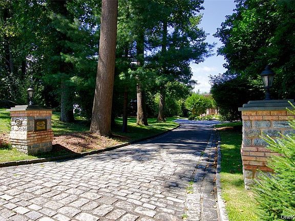 2nd image of 527 Manhasset Woods Road