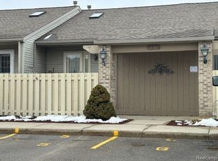 61740 Williamsburg Dr, South Lyon, MI 48178