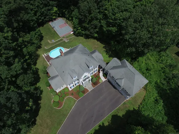 4 Hampton Court, Farmington, CT 06032