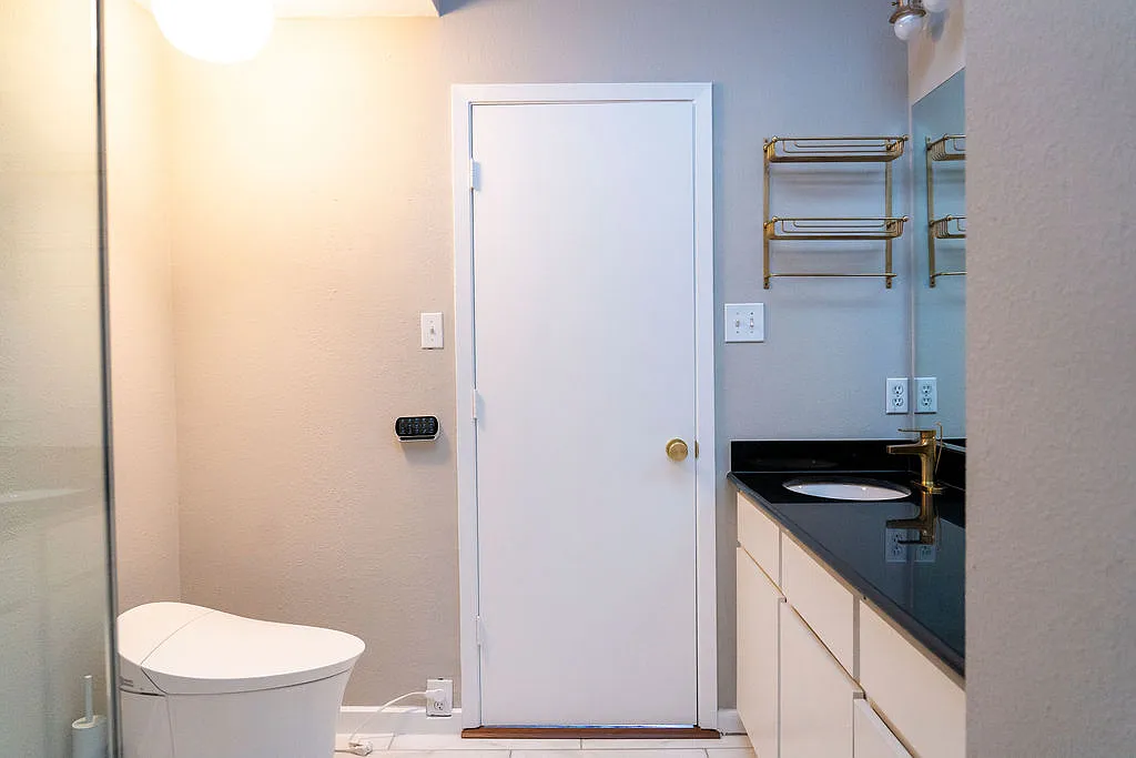 3 bed, 1.5 bath, 1916 sqft, $2,500 — Photo 2