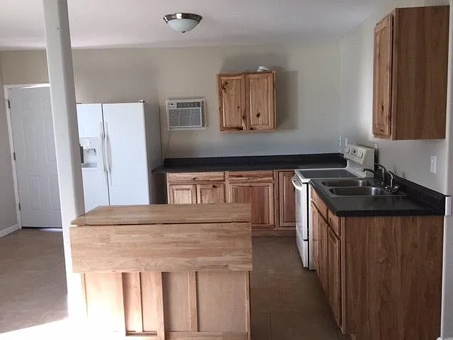1525 Private Rd — Photo 1