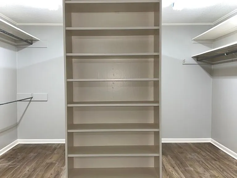2524 W Hillsboro St — Photo 17