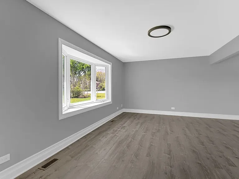 28W502 Leverenz Rd — Photo 1