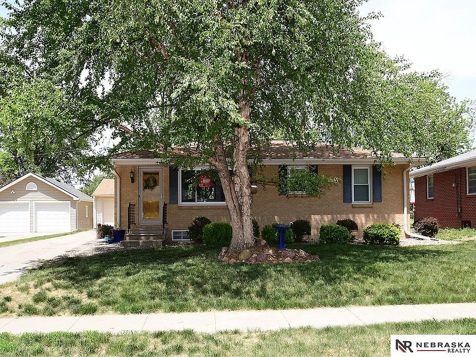 1st image of 825 E Avon Ln