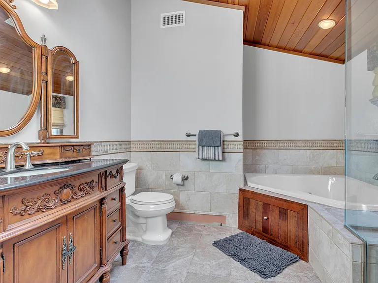 345 Colonial Rd — Photo 23