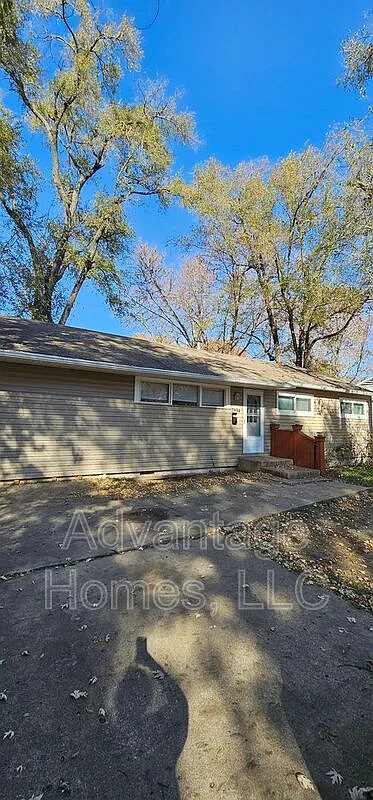 4 bed, 2.0 bath, 1100 sqft, $1,350 — Photo 1