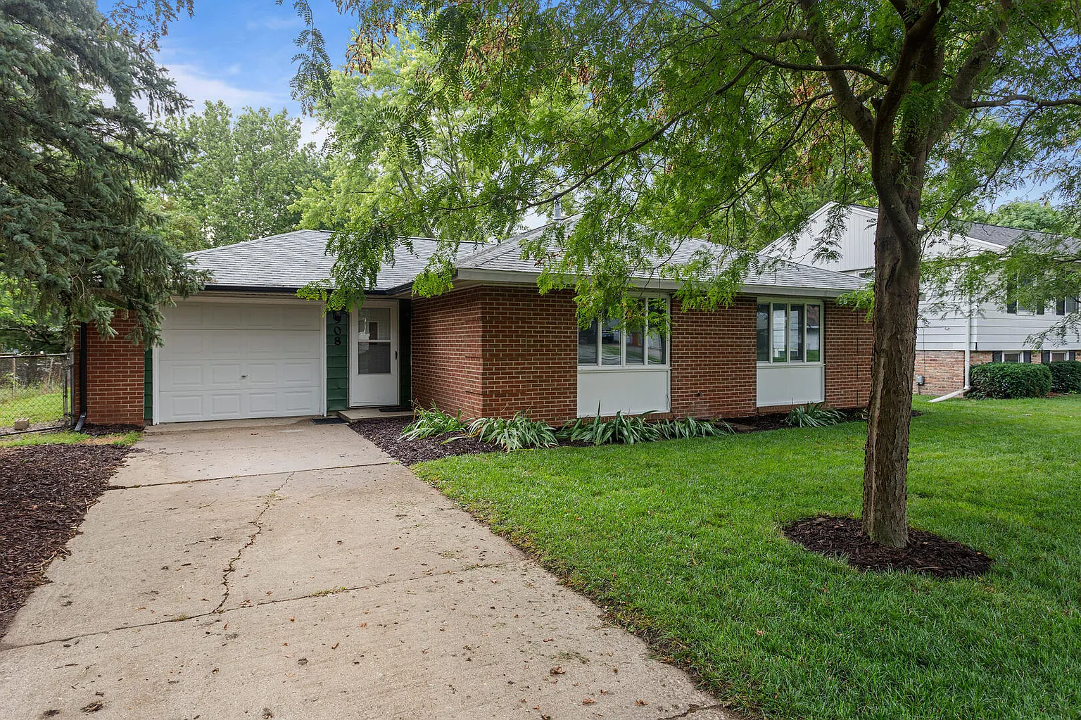 908 Dogwood Dr photo 1