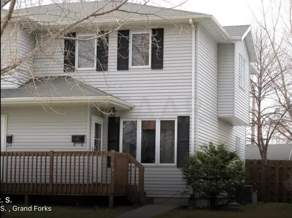 1130 S 12th St, Grand Forks, ND 58201
