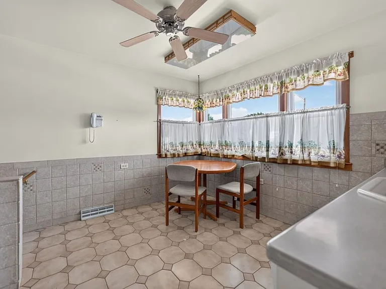9228 Robinson Ave — Photo 4