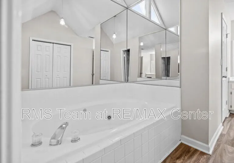 320 Saint Simons Cv — Photo 28