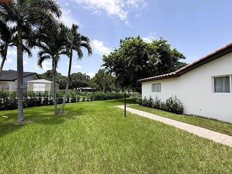 10950 SW 40th Ct — Photo 31