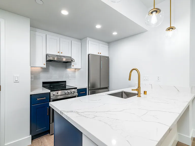 655 Powell — Photo 17