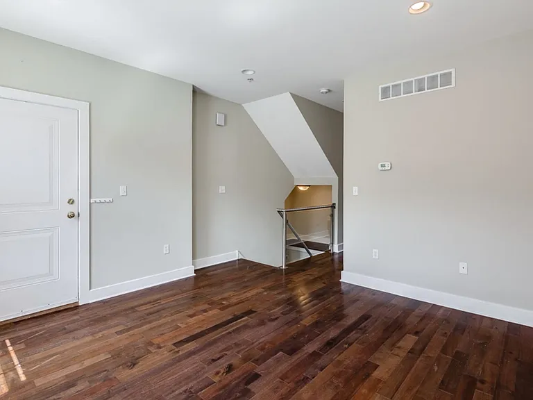 2631 Catharine Street — Photo 12