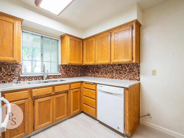 2131 E Cromwell Ave — Photo 8