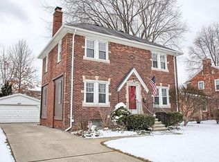 1771 Hollywood Ave, Grosse Pointe Woods, MI 48236