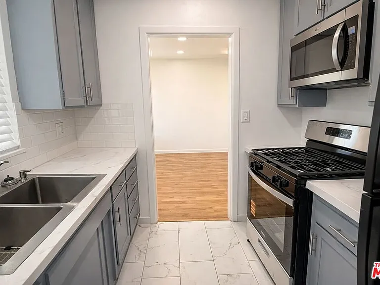202 N Locust St — Photo 6