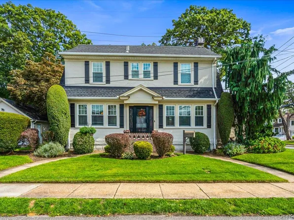 2 Derby Court, Malverne, NY 11565