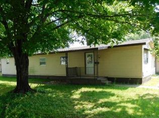 900 S Mill St, Flora, IL 62839