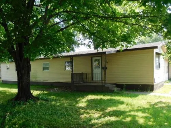 900 S Mill St, Flora, IL 62839