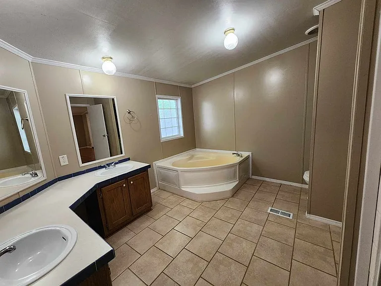 922 Ashwood St — Photo 33