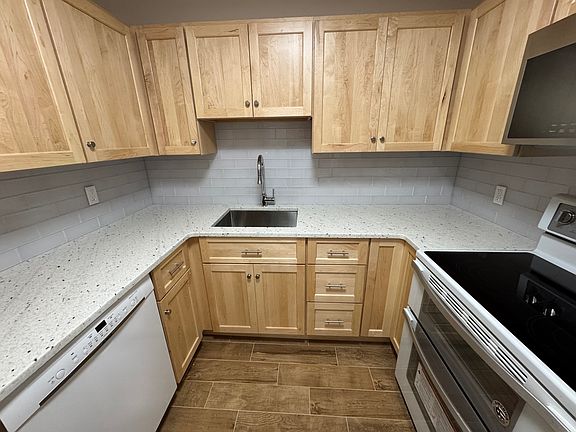 2nd image of 6-16 E Blackwell St Unit 3H