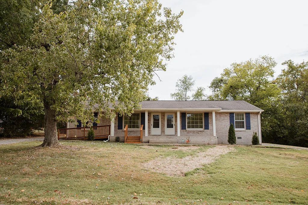 102 Jennings Dr — Photo 1