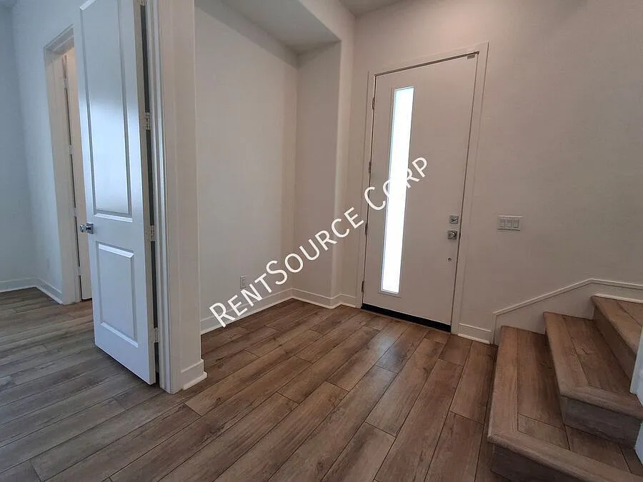 New Construction 2021 Townhouse with SOLAR for Lease in Valencia Five Pointe — Photo 4