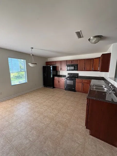 4 bed, 2069 sqft, $1,950 — Photo 3