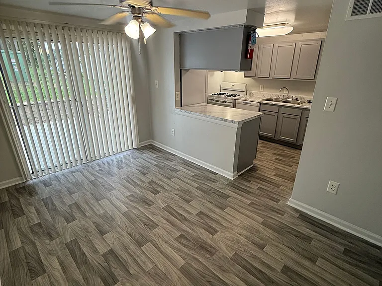 Longview — Photo 109
