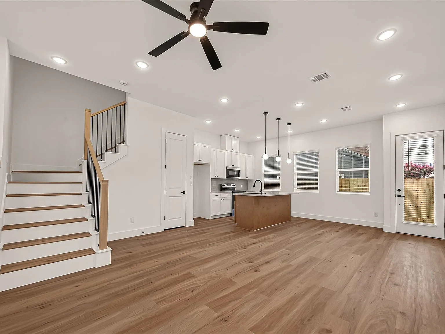 3 bed, 2.5 bath, 1300 sqft, $2,000 — Photo 2