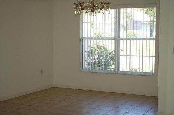 4th image of 568 W Barrymore Dr