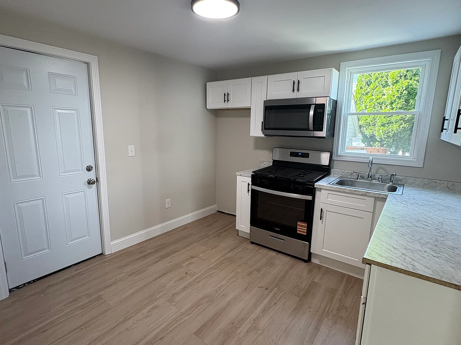 1 bed, 500 sqft, $1,700 — Photo 3
