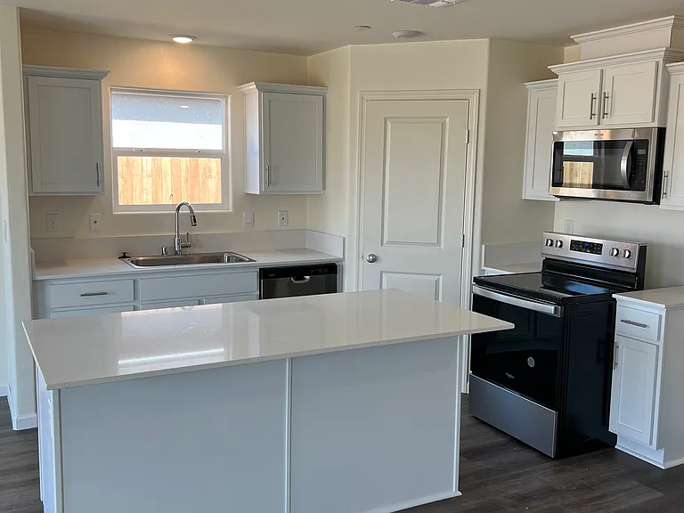 1024 E Packwood Ave — Photo 2