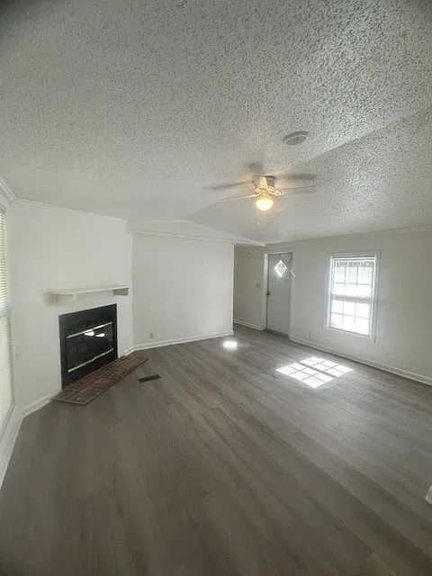 3 bed, 1600 sqft, $1,410 — Photo 2