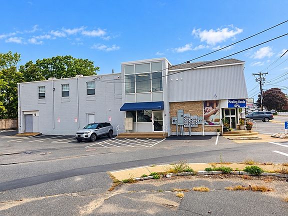 5th image of 235 Barnstable Rd