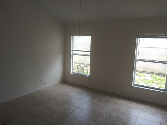5th image of 1425 25th Ave SW