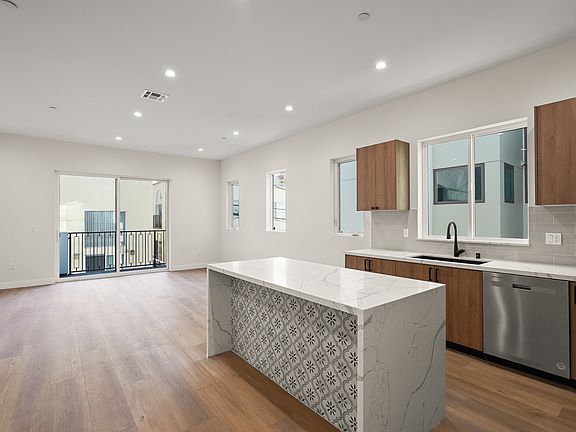 5th image of 1731 S Barrington Ave #1