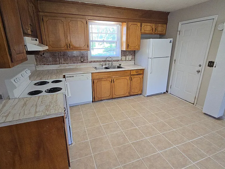 2233 Windsor Dr — Photo 8