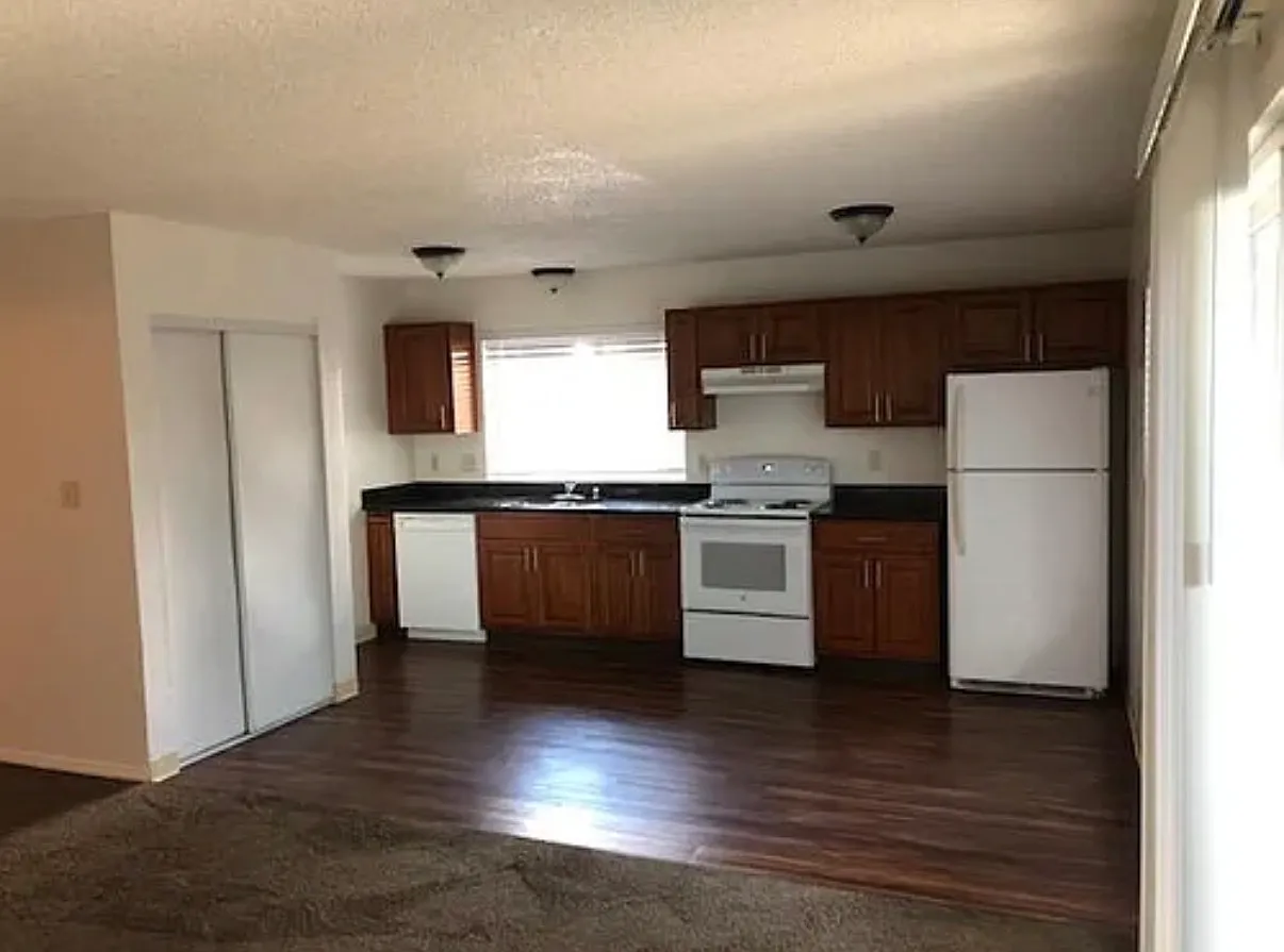 2 bed, 900 sqft, $2,100 — Photo 1