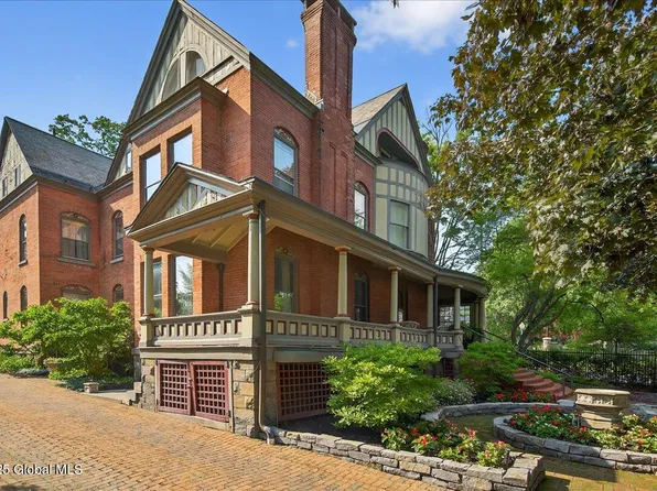 605 N Broadway, Saratoga Springs, NY 12866