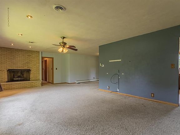 3rd image of 10483 Geneva Dr